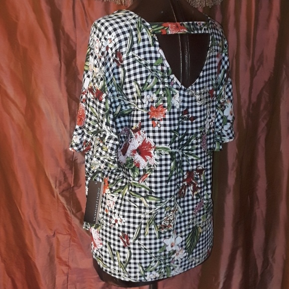 ** Signature Studio Ruffle Sleeve Top Keyhole Back - Picture 3 of 8